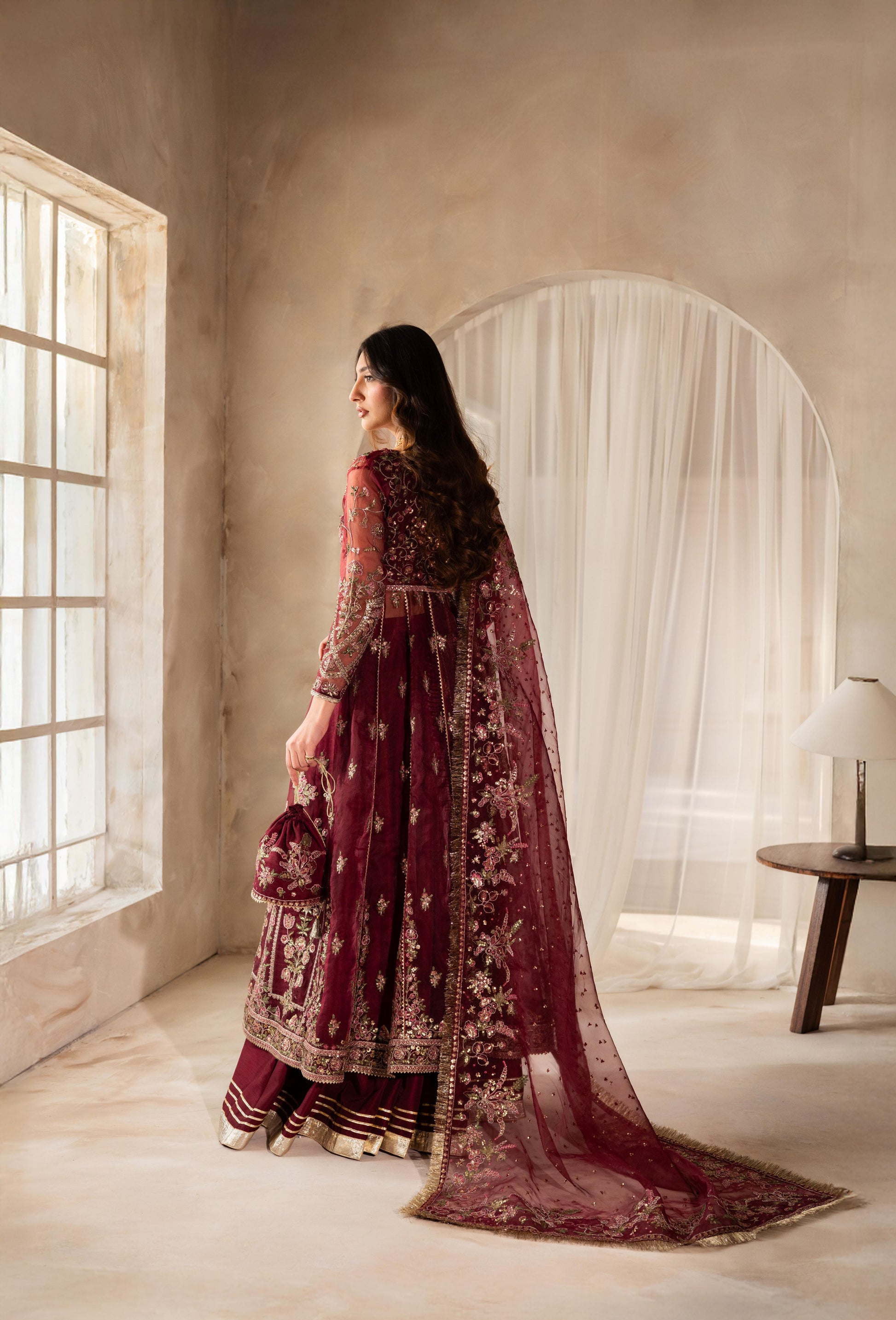 Brazzers porno jinsiy etuk ona oglini seduces Uzoq sochli kaltak buni ozi uchun qiladi